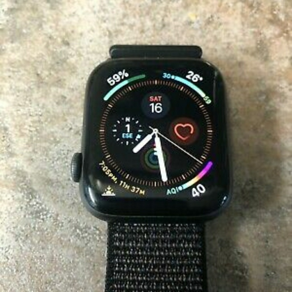 Space Grey Apple Watch 4, 44mm/Black Band
